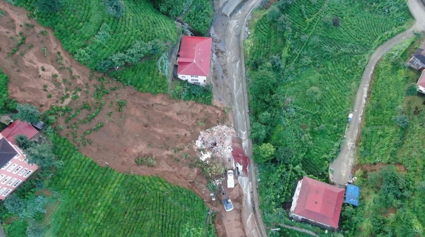 Rize’de sağanak! Dereler taştı, evleri su bastı, yollar kapandı