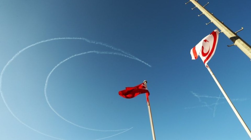 Türk Yıldızları KKTC’de gökyüzüne ay yıldız çizdi