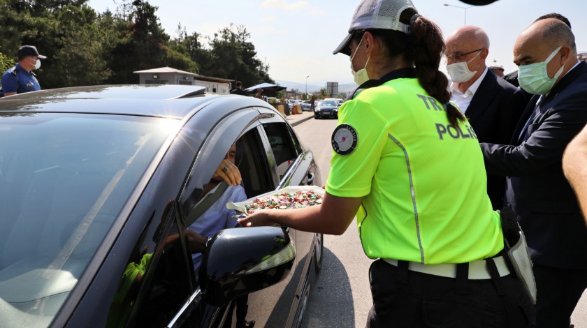 Trafik denetimi yapan polislerden sürücülere şeker ikramı