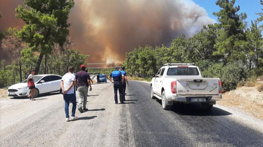 Manavgat'ta çıkan orman yangınına hava ve karadan müdahale ediliyor