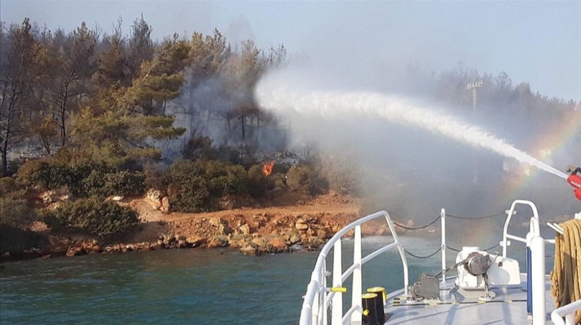 Kıyı Emniyeti ekipleri orman yangınlarına denizden müdahale ediyor