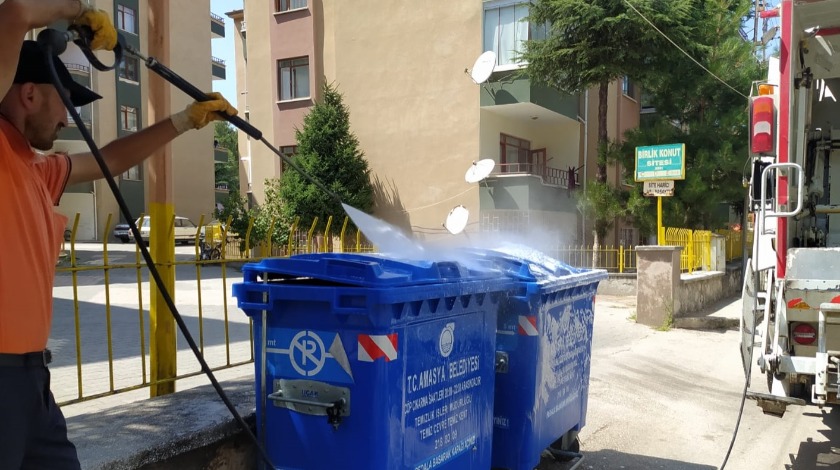 Amasya'da çöp konteynerleri köpüklü su ile dezenfekte ediliyor