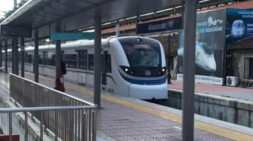 İzmir'de yük treni raydan çıktı