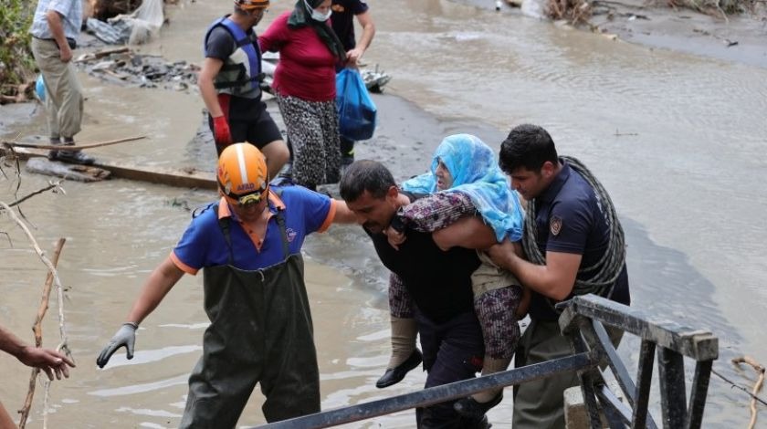 Yüzlerce vatandaşı çamur denizinden kurtardılar!