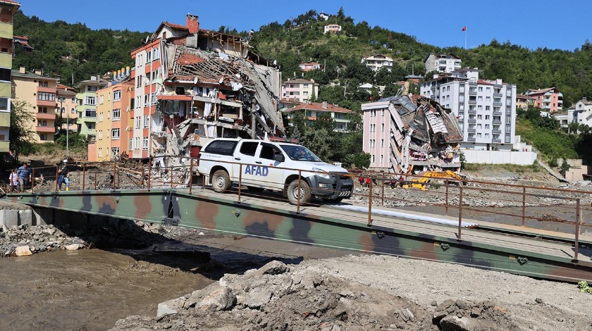 Bozkurt'ta kurulan seyyar köprüden geçişler başladı