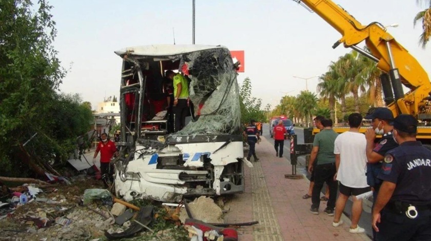 Mersin'de yolcu otobüsü devrildi: Çok sayıda yaralı var