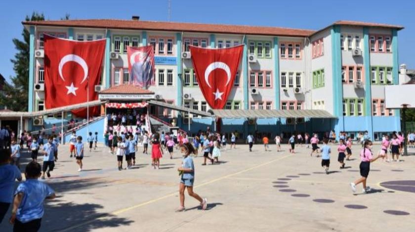 Yangının izlerinin silindiği Marmaris'te okullar açıldı