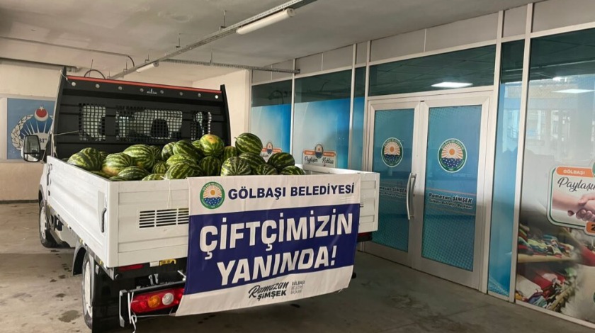 Gölbaşı Belediyesi hem çiftçiye hem vatandaşa yardımlarına devam ediyor