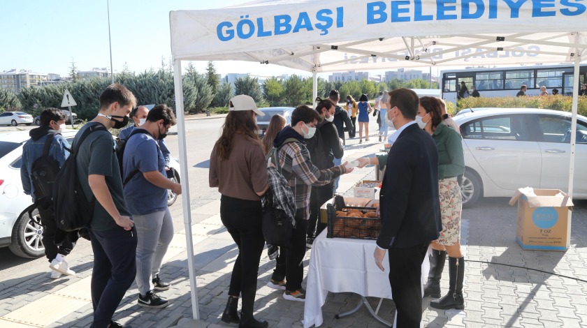 Gölbaşı Belediye Başkanı Ramazan Şimşek’ten gençlere çay ve poğaça ikramı