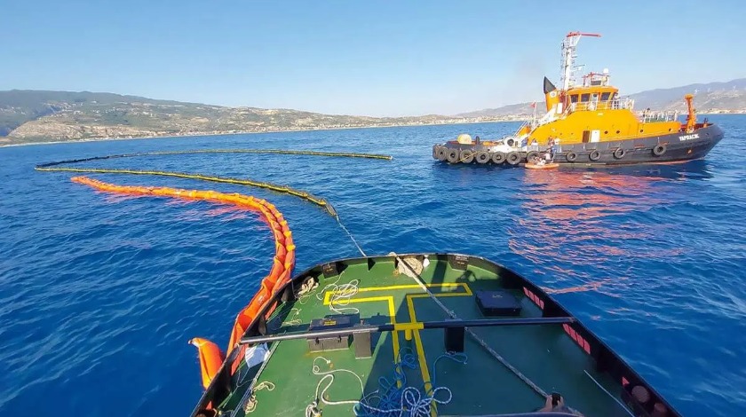 Samandağ sahilinde petrol temizliği devam ediyor