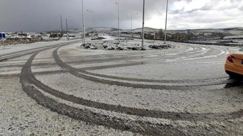 Ardahan'a dolu yağdı, her yer bembeyaz oldu