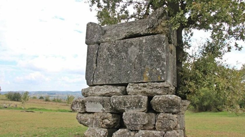 Köyün ortasındaki 2 bin yıllık lahde kazınmış cümleler görenleri şaşırtıyor