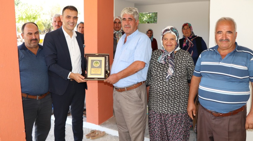 Muhtardan Altunok’a plaketli teşekkür