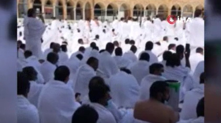 Kabe'de sosyal mesafesiz ilk cuma namazı