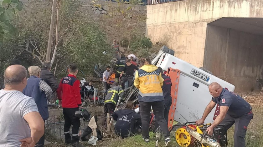 Kocaeli'de öğrenci servisi dereye uçtu