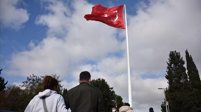 Türkiye'nin en uzun bayrak direklerine Türk bayrağı çekildi