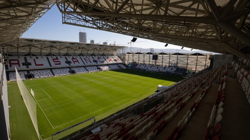 Yeniden yapılan Alsancak Stadı, futbolseverlerle buluşacağı günü bekliyor