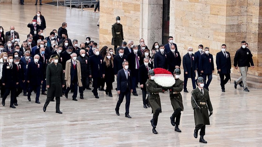 Milli Eğitim Bakanı Özer, öğretmenlerle Anıtkabir'i ziyaret etti