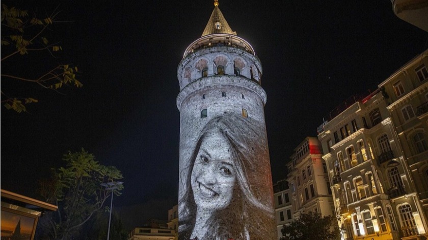 Şehit öğretmenlerin isimleri Galata Kulesi'ne yansıtıldı