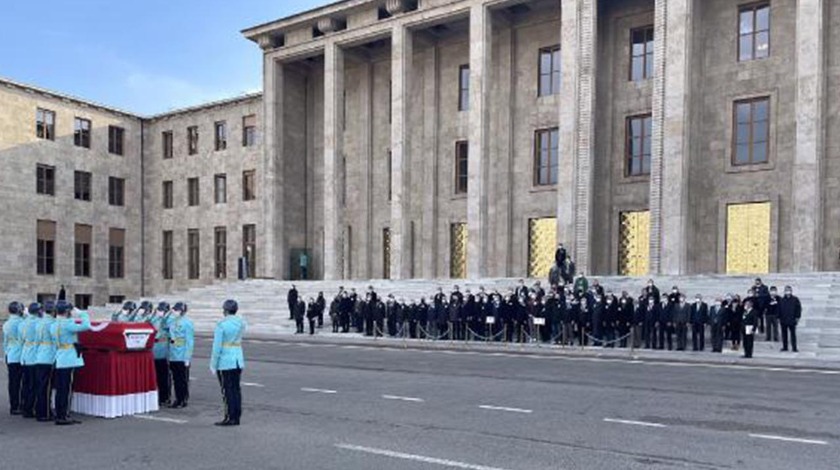 Eski bakan Hayrettin Uysal için TBMM'de tören düzenlendi