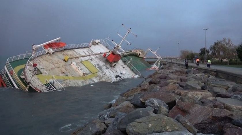 Maltepe Sahili'nde lodos nedeniyle kıyıya oturan gemi battı