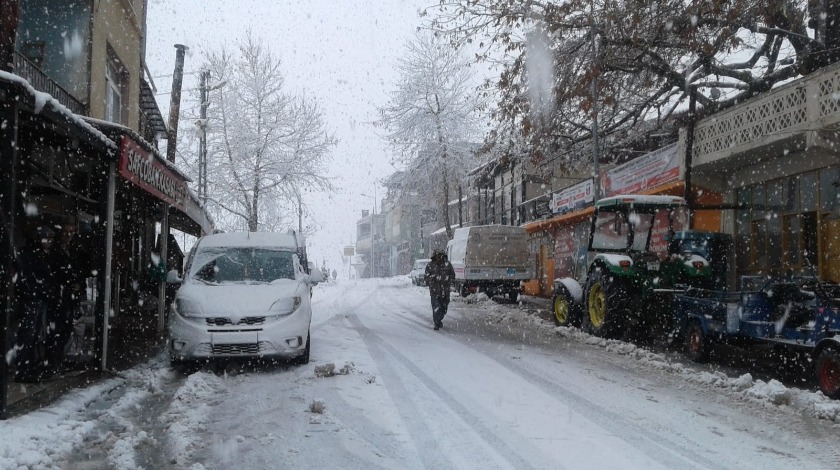 Toroslar'a mevsimin ilk karı düştü