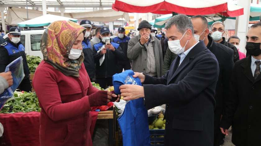 Başkan Şimşek pazarcı esnafına iş gömleği 