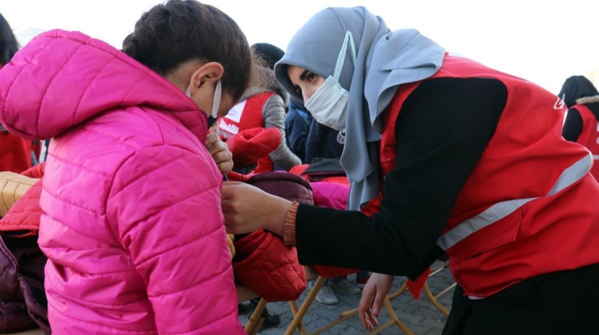 Türk Kızılay Ağrı'daki 800 çocuğa bot ve mont dağıttı