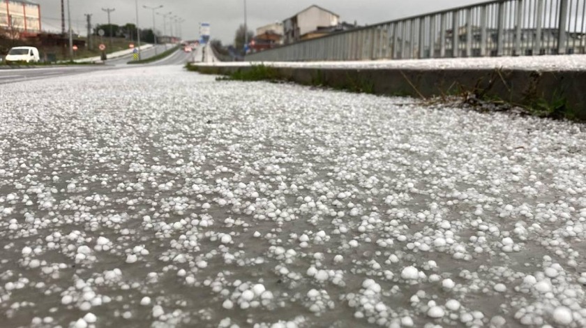 İstanbul'a dolu yağdı: Cadde ve sokaklar beyaza büründü