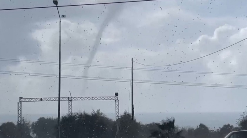 Kıyıya yakın mesafede çıkan dev hortum korkuttu