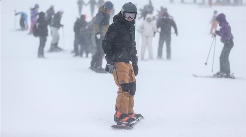 Uludağ'daki pistler kayak ve snowboard tutkunlarıyla doldu