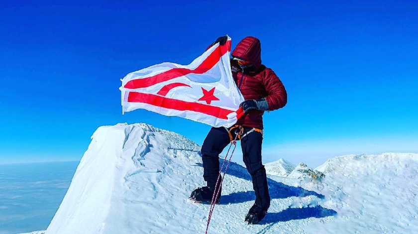 KKTC bayrağı Antarktika'nın zirvesinde