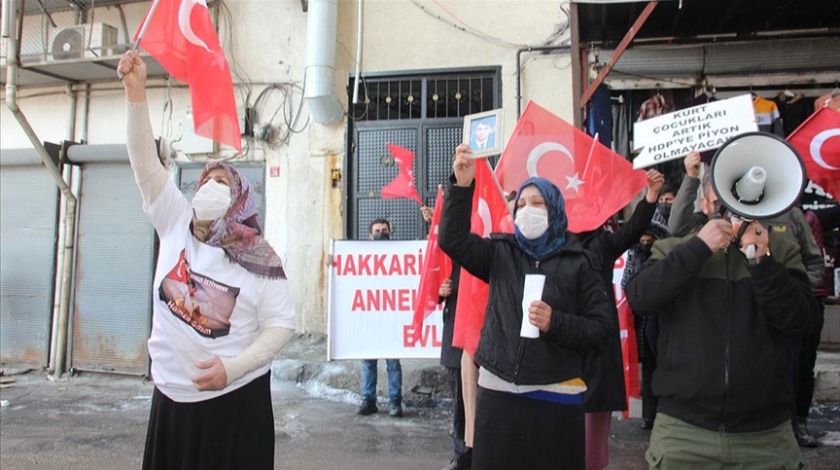 Terör mağduru ailelerden HDP binası önünde eylem