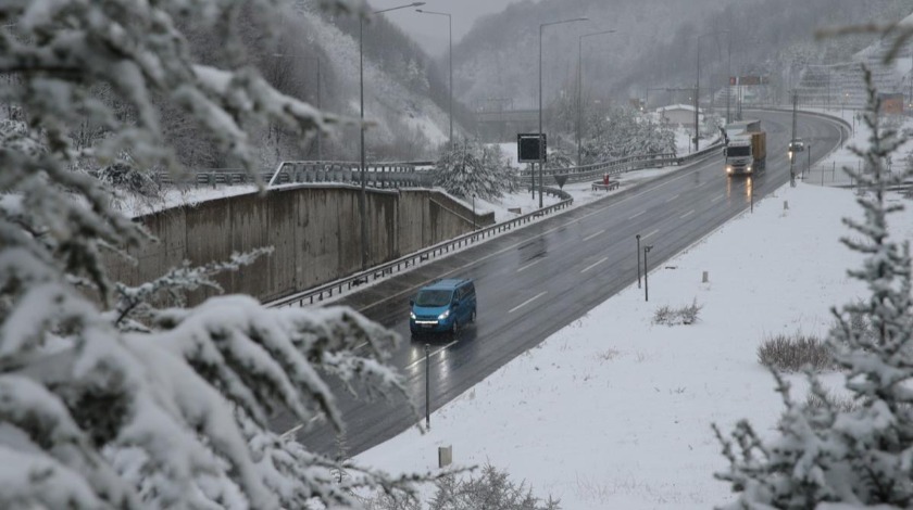 Bolu Dağı'nda kar etkili oluyor