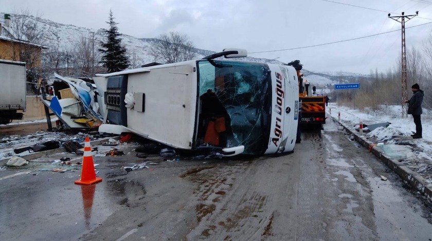 Yolcu otobüsü kaza yapan tıra çarpıp devrildi