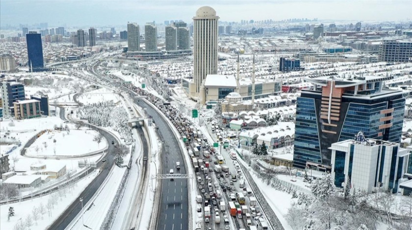 Beklenen kar İstanbul'u esir aldı