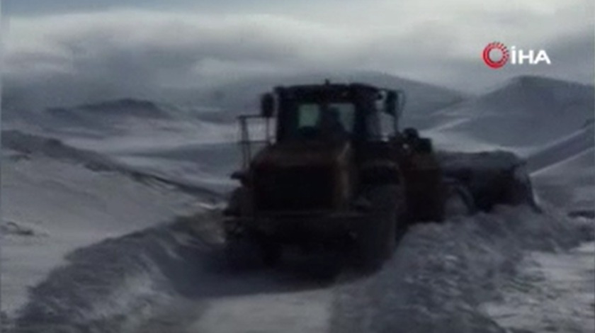 Erzurum'da mezrada çığ düştü, 2 kişi çığ altında kaldı