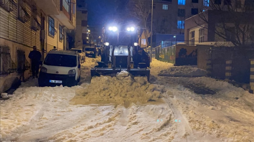 İstanbul'da bir kişi sokağındaki karları kendi iş makinesiyle temizledi