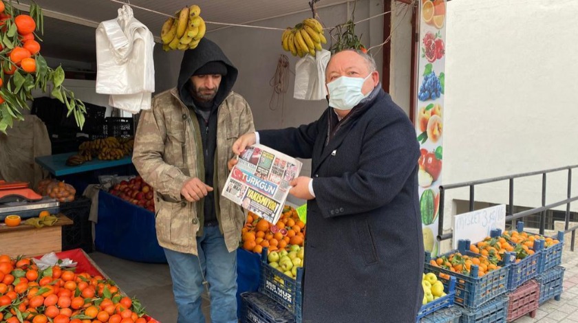 Kadirli Belediye Başkanı Dr. Ömer Tarhan, esnaflara TÜRKGÜN dağıttı