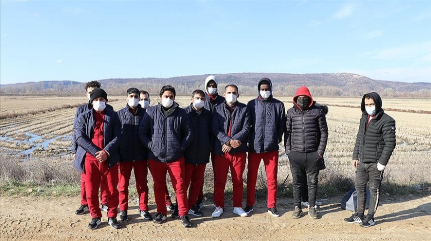 Yunanistan'da işkence gören düzensiz göçmenlere Mehmetçik yardım eli uzattı