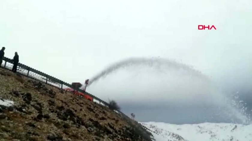 Nemrut Dağı'nda yol açma çalışmaları sürüyor