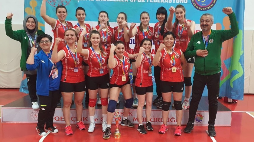 Voleybol'da Türkiye Şampiyonları'ndan biri belli oldu! Kupa Gölcük'e gitti