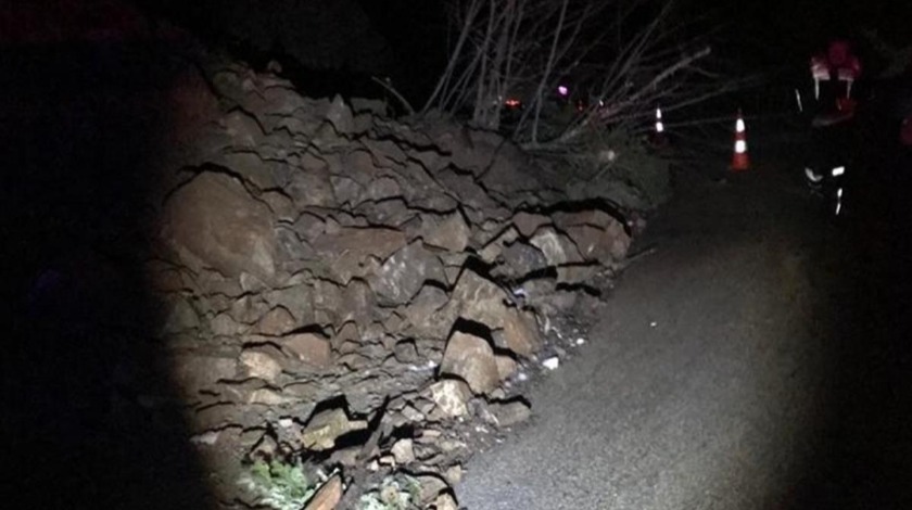 Heyelan yolu kapadı, trafik durma noktasına geldi