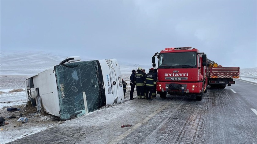 Konya'da tur otobüsü şarampole devrildi