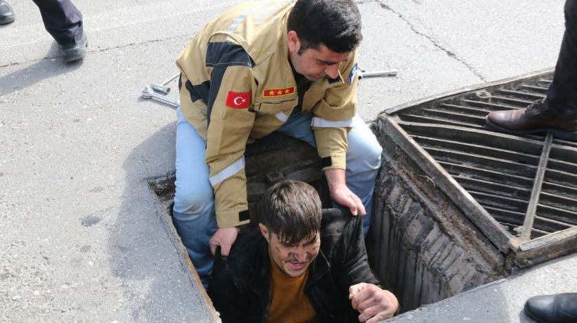 Rögar kapağını kaldıran ekipler gördükleri karşısında şoke oldu