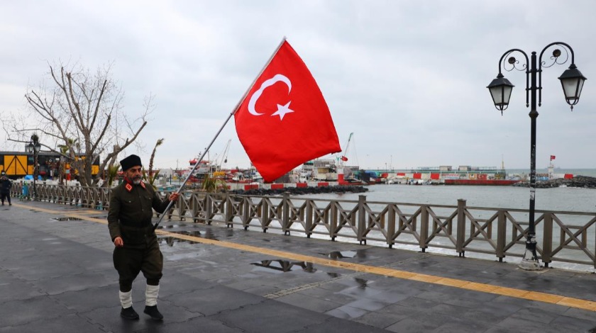 Şehitler için İstanbul'dan Çanakkale'ye yürüyor