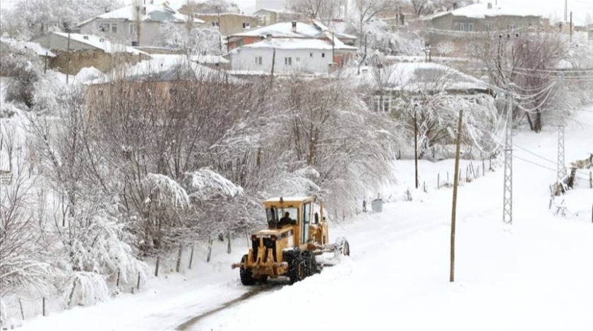 Erzurum, Kars, Ardahan, Ağrı ve Iğdır'da 1366 yerleşimin yolu kardan kapandı