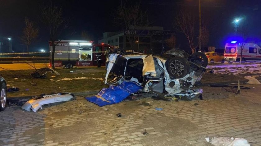 Bursa'da feci kaza! Otomobil demir yığınına döndü