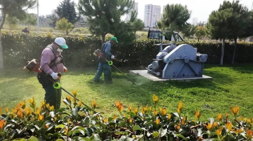 Toroslar'da Park ve Yeşil Alanlar bakımdan geçiyor