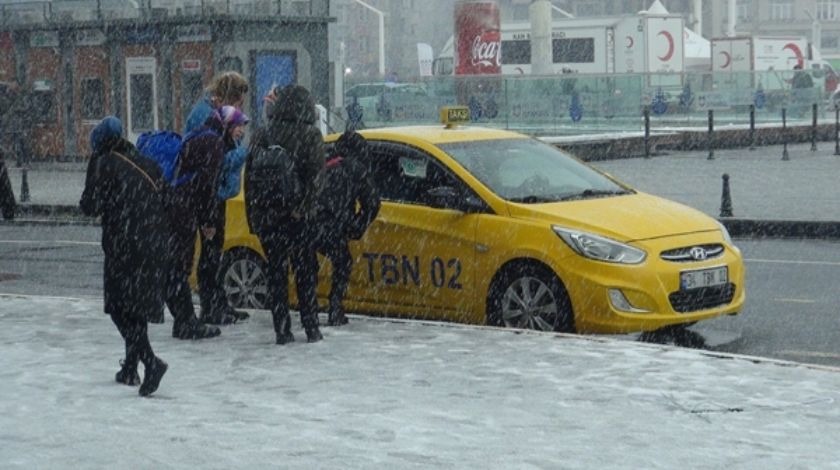 Taksicilerden kar fırsatçılığı! Pazarlıkta anlaşamayınca yolcu almadılar